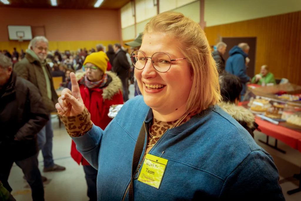 GrundTreff-Leiterin Carina Becker-Werner beim Winterauskehrmarkt 2025: Der Markt war eines der Events, welche sie gemeinsam mit Ehrenamtlichen für die kommunale Begegnungsstätte auf die Beine stellte. Foto: Rainer Flohrschütz