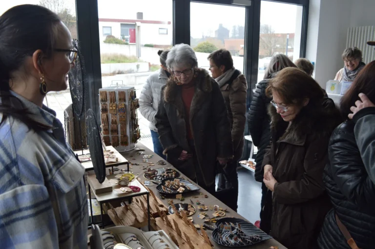 Mit Holzschmuck reist Nancy Castronovo aus Herborn an. Sie war schon beim Winterauskehrmarkt 2023 mit ihrem Stand dabei