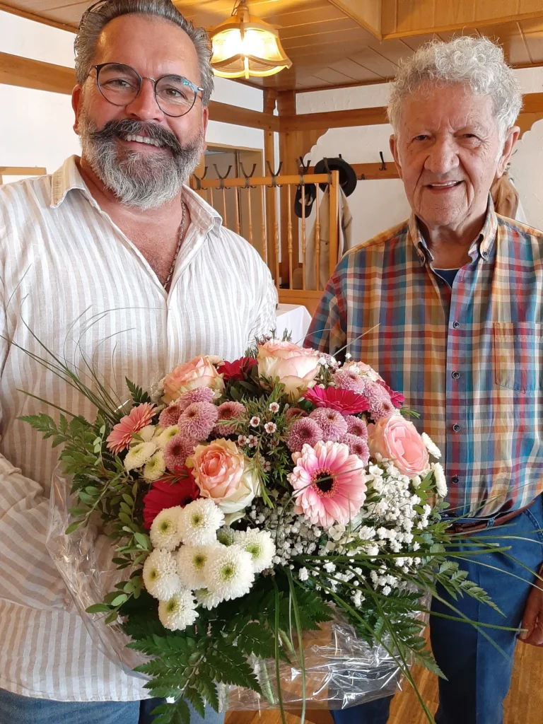 Bürgermeister Hanno Kern (links) überreichte an Walter Frick einen Strauß für dessen Ehefrau Roswitha Stahringer-Brandenstein, die für ihren ehrenamtlichen Einsatz rund um die Bürgerhilfe Ebsdorfergrund gewürdigt wurde.