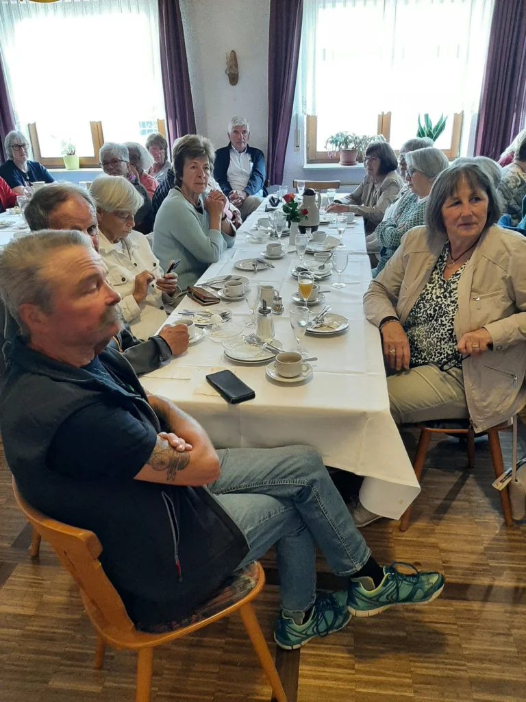 Gemütliche Runde im Gasthaus Debelius in der Lindenstraße in Beltershausen: Das Dankeschön-Frühstück nutzten die Ehrenamtlichen zum regen Austausch.