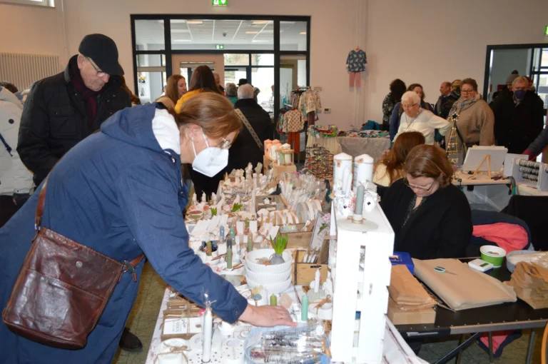 Waren aus Gießtechnik, Kerzen und viele weitere Geschenkartikel gehören zum Warensortiment des Winterauskehrmarkts in Wittelsberg