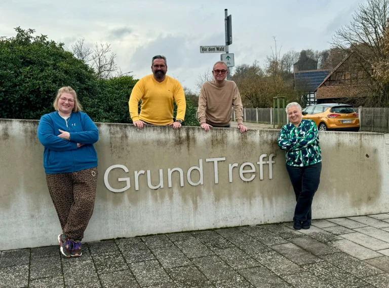 Bürgermeister Hanno Kern (Zweiter von links) unterstützt das Organisations-Team des Winterauskehrmarkts mit GrundTreff-Leiterin Carina Becker-Werner (links) und den Ehrenamtlichen Elke Wind (rechts) sowie Wilfried Moderer