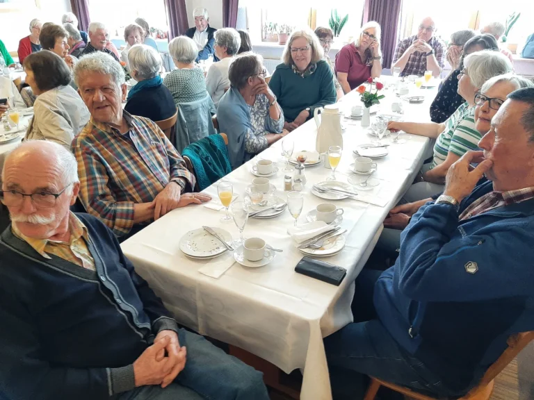 Gemütliche Runde im Gasthaus Debelius in der Lindenstraße in Beltershausen: Das Dankeschön-Frühstück nutzten die Ehrenamtlichen zum regen Austausch.