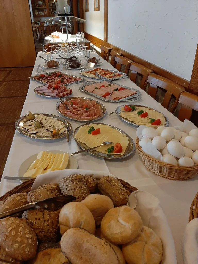 Frühstück als Dankeschön: Alljährlich lädt die Gemeinde Ebsdorfergrund zum gemeinsamen Essen ein, um die Ehrenamtlichen von GrundTreff und Bürgerhilfe zu würdigen.